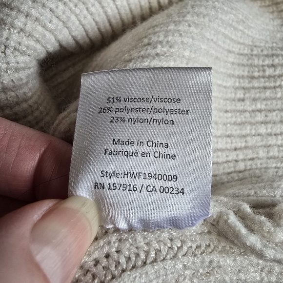 H Halston tunic sweater size small - Picture 13 of 13